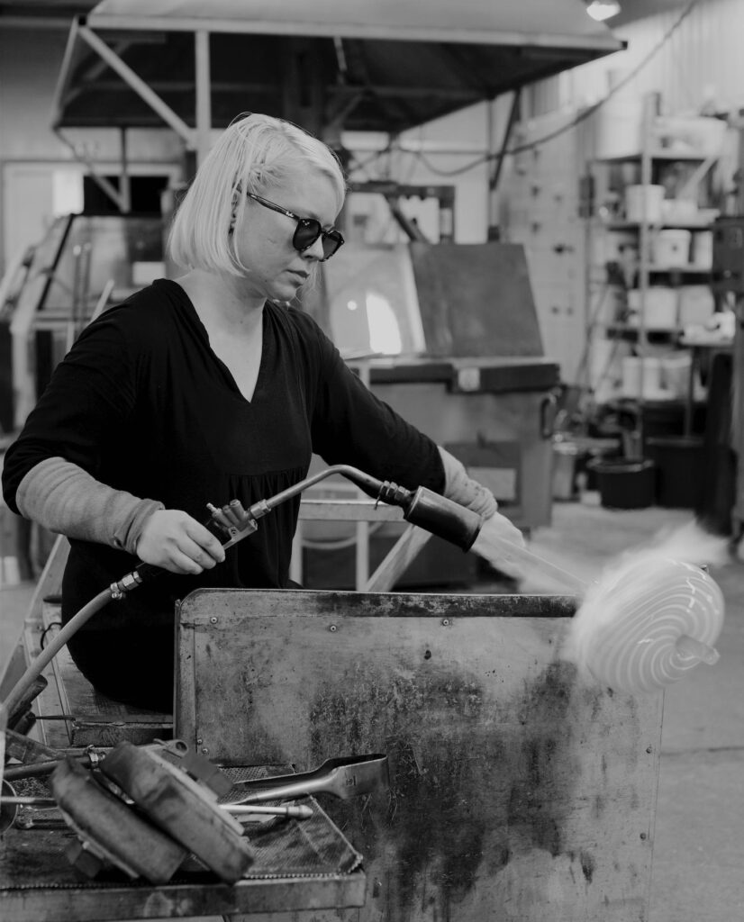 Paula Pääkkönen on lasitaiteilija ja lasinpuhaltaja, joka työskentelee Nuutajärven lasikylässä.