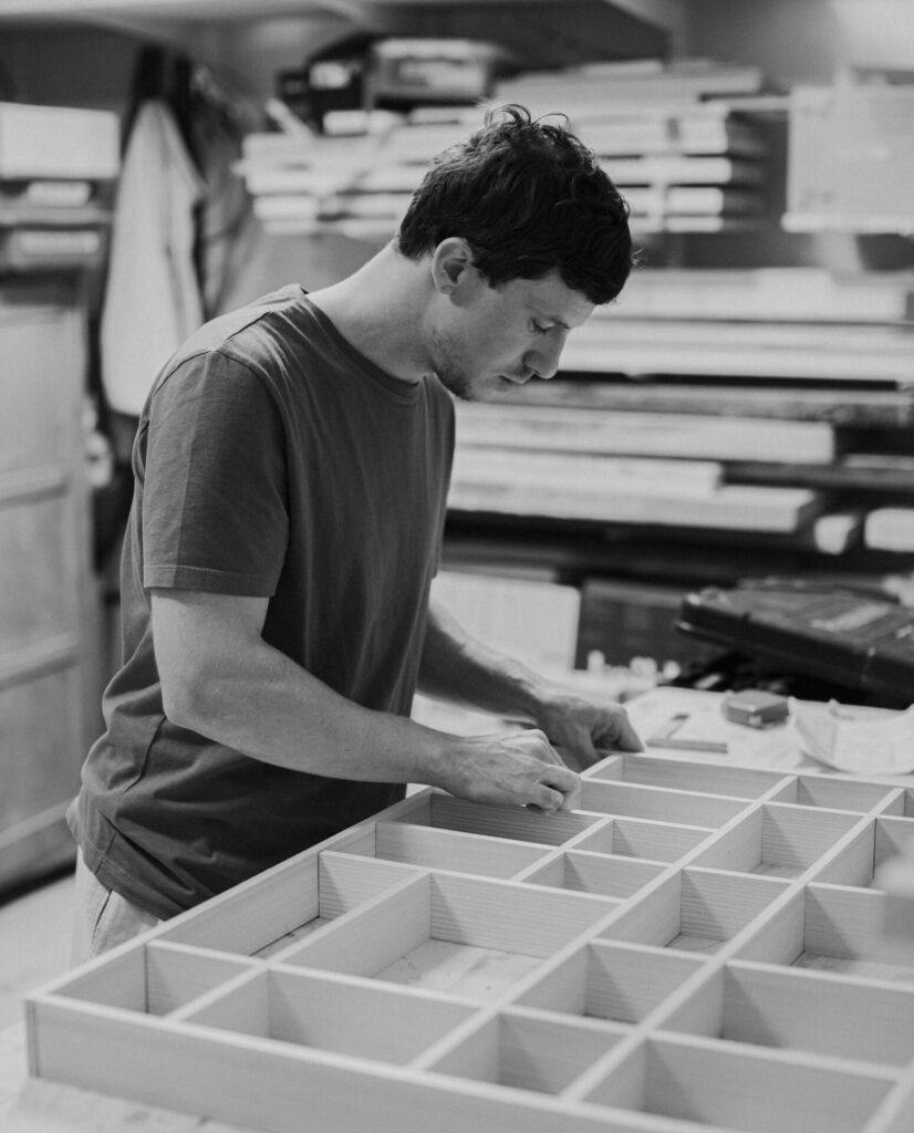 Rasmus Palmgren on muotoilija, joka etsii uusia näkökulmia jokapäiväisiin esineisiin, ja etsii aina älykkäitä, innovatiivisia ja yksinkertaisia ratkaisuja sekä hienoa tasapainoa materiaalin, estetiikan, käytettävyyden ja tuotannon välille. Vuosien varrella meillä on ollut ilo esitellä hänen ainutlaatuisia veistoksellisia huonekalujaan.