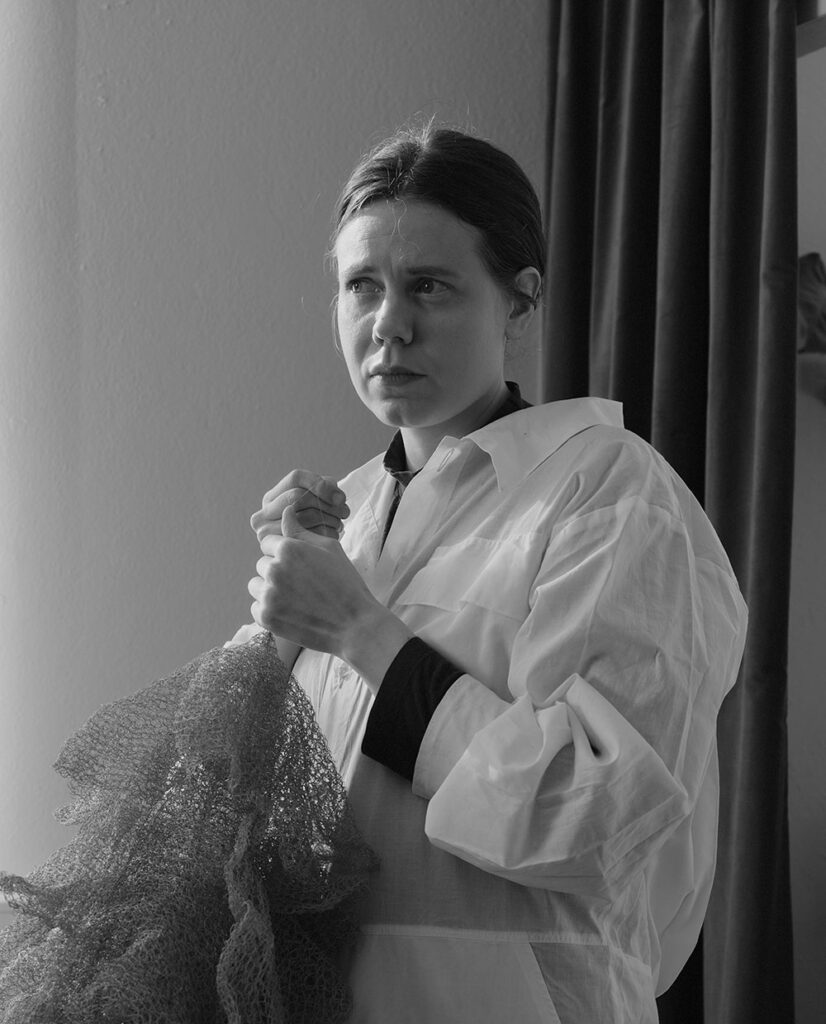 Riikka Peltola on vaatesuunnittelija ja tekstiilitaiteilija, joka muodostaa suhteen kuituihin hitaan prosessin kautta perinteisiä käsityötekniikoita käyttäen.