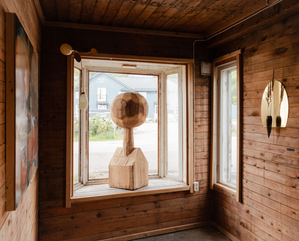 15.6.–24.8.2025 
This summer, Lokal makes an all-summer-long expedition to Billnäs, an old ironworks village to the West of Helsinki. Bringing beauty in the form of artwork, crafts and handmade homeware into a space which still starkly echoes its unique history, the Sommarstilleben exhibition is a celebration of Lokal’s core values. The still lifes are an ode to the magical, fleeting nature of the Nordic summer.