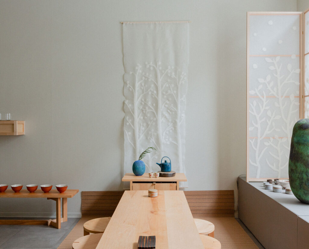 7.1.–15.2.2026
The front space of Lokal Gallery will temporarily take the form of a teahouse, where, alongside Rutsuko Sakata’s and Kari Virtanen's tearoom installation, meditative works by artists and makers from Fiskars will be on display.