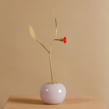 millavaahtera_stabile_sculpture_glass_brass_lokalhelsinki2026-3