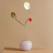 millavaahtera_stabile_sculpture_glass_brass_lokalhelsinki2026-5