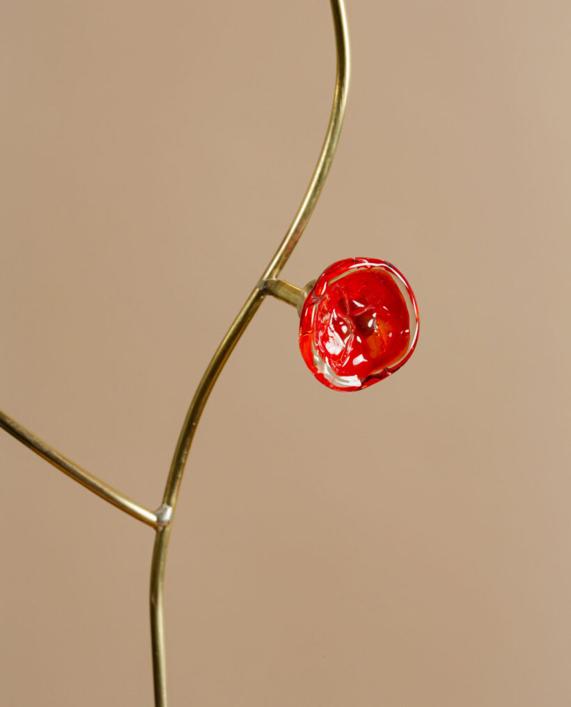 millavaahtera_stabile_sculpture_glass_brass_lokalhelsinki2026-7