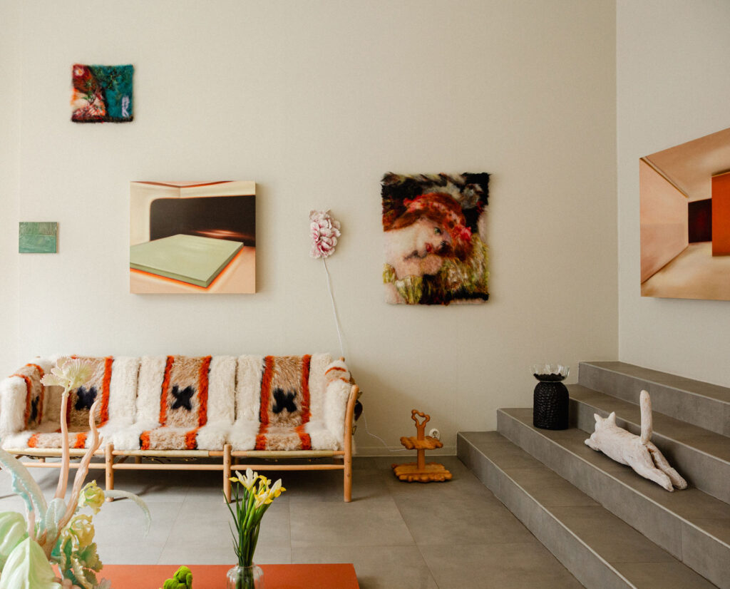 21.2.–24.5.2026
Kaikilla esineillä on oma energia tai henki – tietenkin myös käyttöesineillä, aivan yhtä lailla kuin se on taideteoksen luontainen osa. Taide on tapa elää, se on itsessään jonkinlainen kokonaisolemisen tila. Kotimme voivat heijastaa jotakin tästä tilasta; ne ovat paikkoja, jotka ravitsevat meitä mitä vaistomaisimmalla tavalla. Lokalin kevätnäyttely kattaa koko vuodenajan vaihtumisen, jota leimaa kevätpäiväntasauksen ympärillä tapahtuva muodonmuutos.