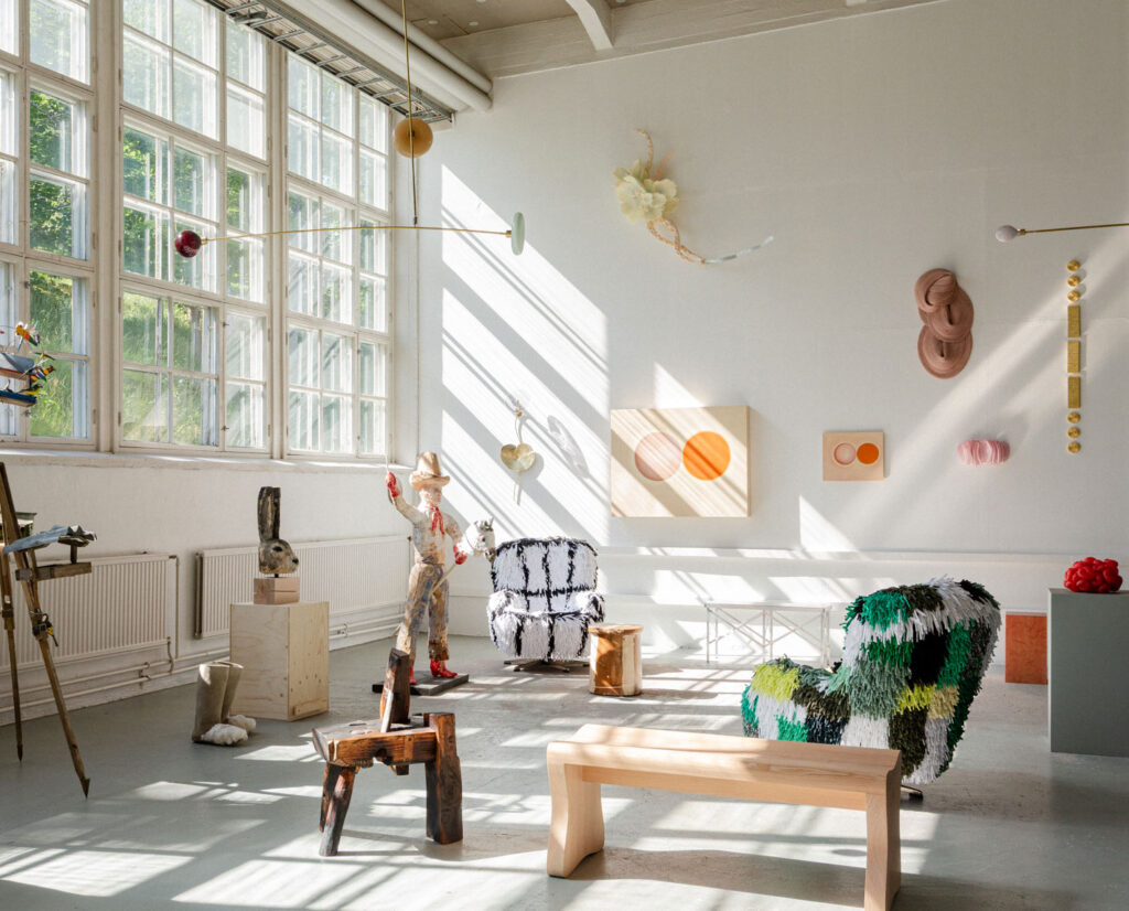 28.6.–23.8.2026
Lokal Gallerian kesäsatelliitti Billnäsissä
At First Blush juhlistaa tunnetta, joka kumpuaa uuden rakkauden näkemisestä, uuden vuodenajan heräämisestä tai taiteilijan löytämästä uudesta ilmaisusta. Näyttelyn teemana on uuden elämän puhkeaminen kukkaan loppukeväällä ja alkukesästä – tuo vuosittainen ihme.